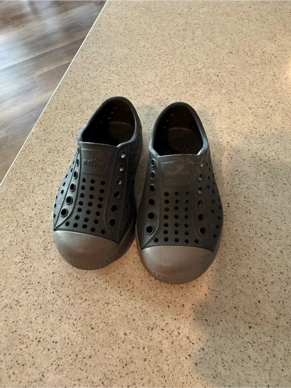 Native Kids’ Jefferson Slip-On Sandals in Charcoal and Gray Toe